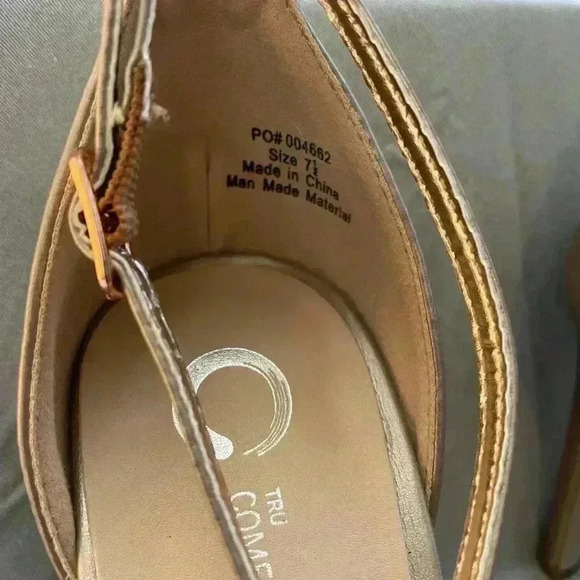 Journee Collection Zoya Sandal, size 7.5 - Picture 6 of 6